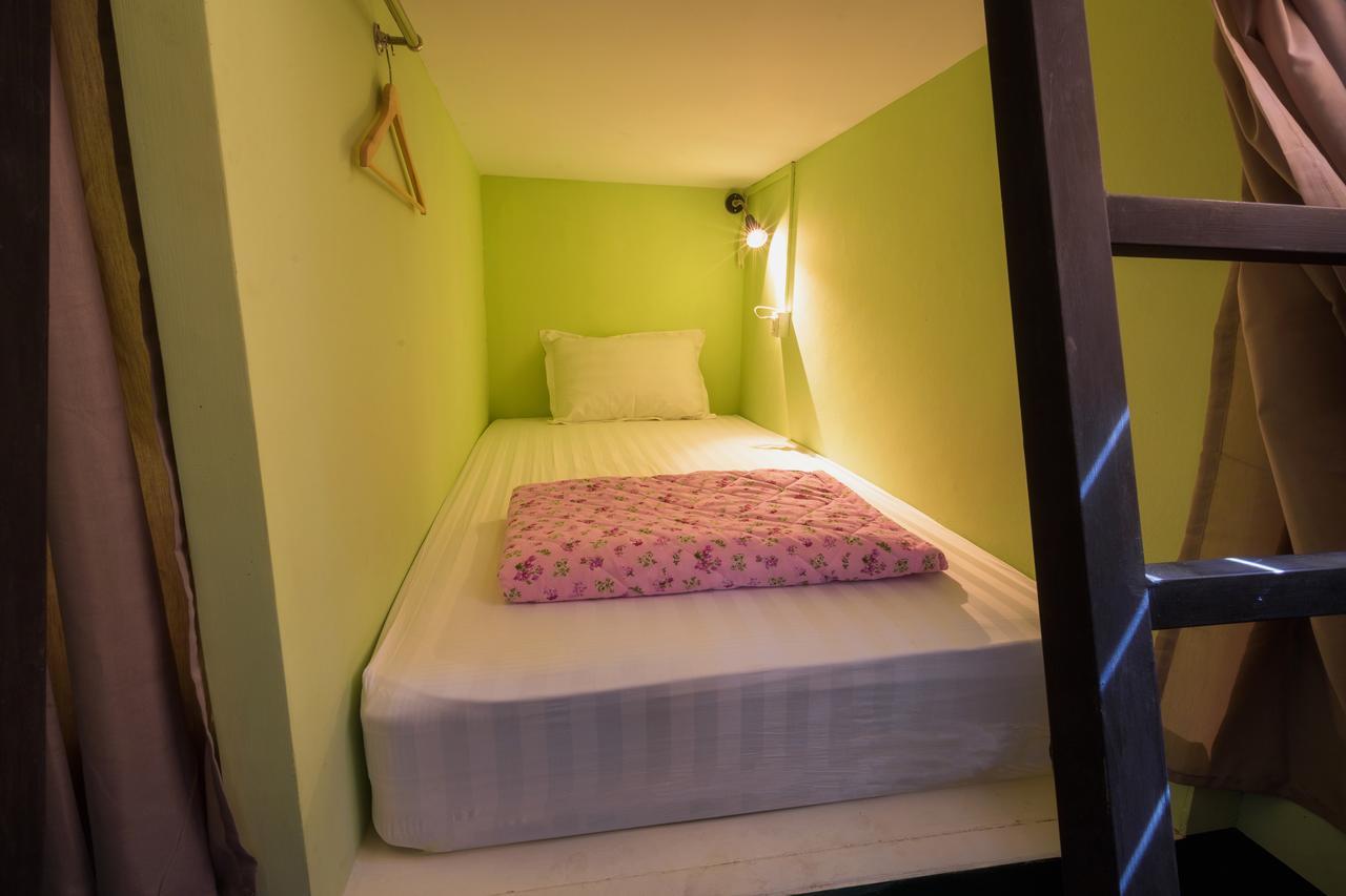 Little Monkey Hostel Янгон Екстериор снимка