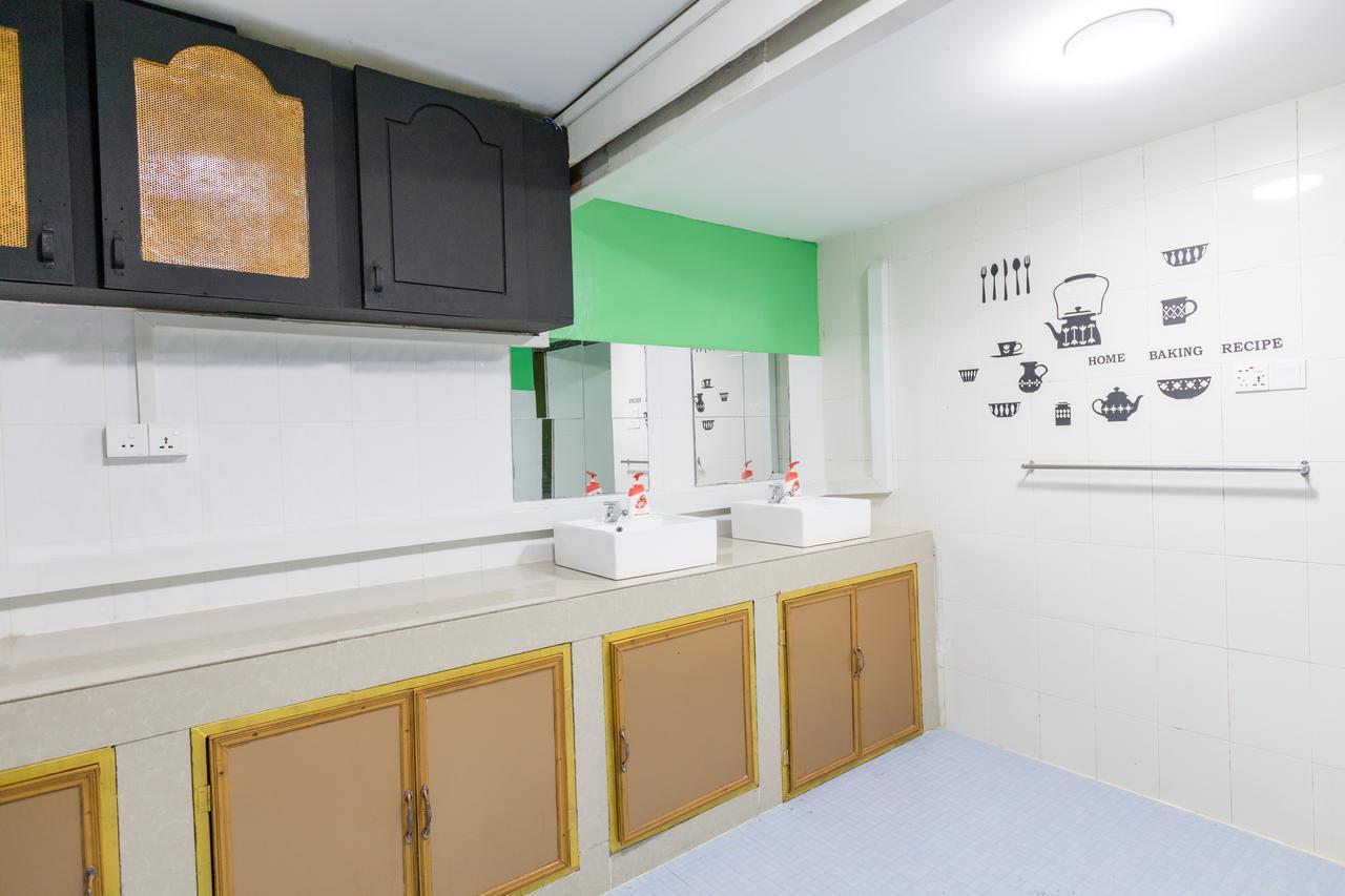 Little Monkey Hostel Янгон Екстериор снимка