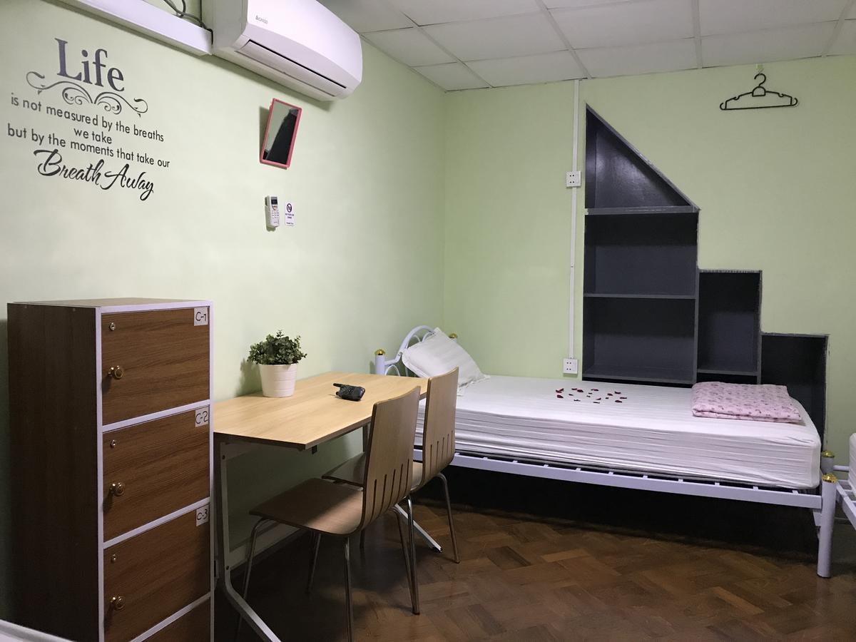Little Monkey Hostel Янгон Екстериор снимка