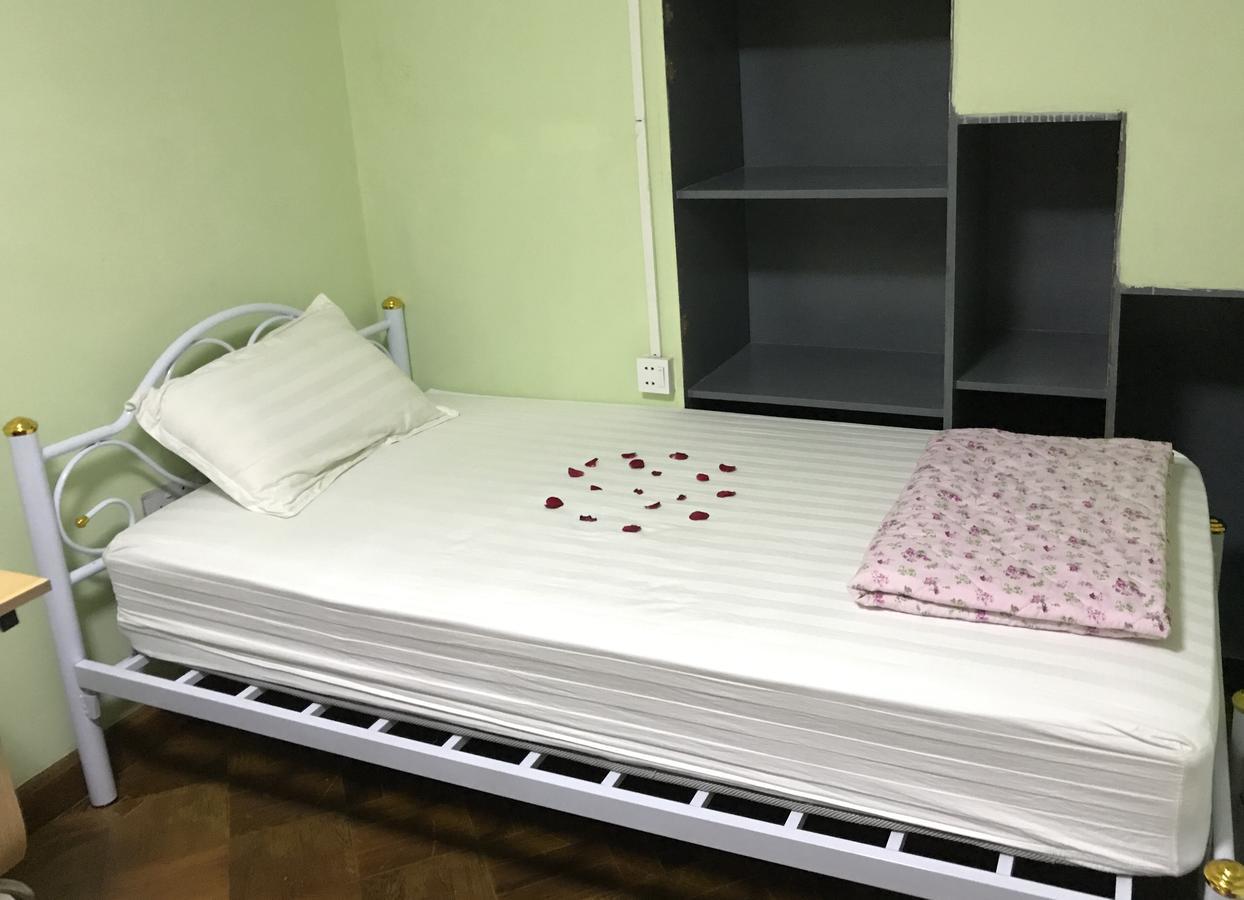 Little Monkey Hostel Янгон Екстериор снимка